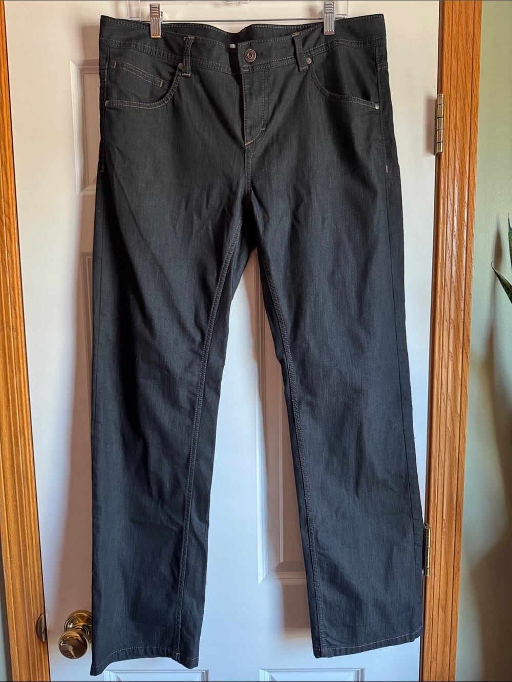 EUC Athleta women’s Straight Jeans in Black size 16